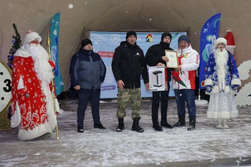 Центральная новогодняя ёлка торжественно зажглась в Дрожжановском районе