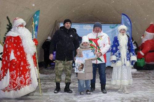 Центральная новогодняя ёлка торжественно зажглась в Дрожжановском районе