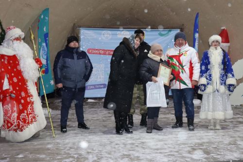 Центральная новогодняя ёлка торжественно зажглась в Дрожжановском районе