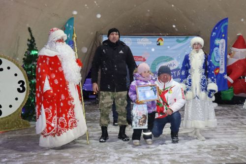 Центральная новогодняя ёлка торжественно зажглась в Дрожжановском районе