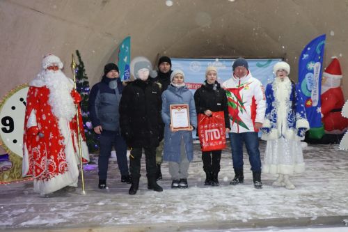 Центральная новогодняя ёлка торжественно зажглась в Дрожжановском районе