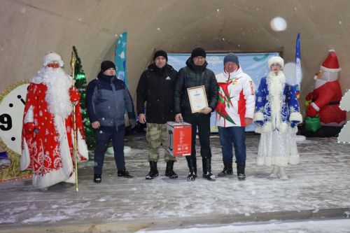 Центральная новогодняя ёлка торжественно зажглась в Дрожжановском районе