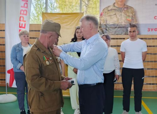 «Сила памяти»: в Дрожжановском районе прошел турнир по армрестлингу в честь героя Рената Салихова