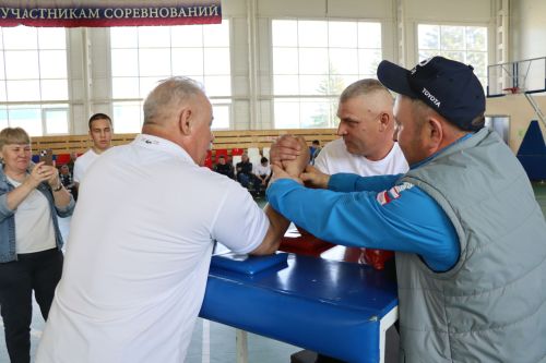 «Сила памяти»: в Дрожжановском районе прошел турнир по армрестлингу в честь героя Рената Салихова