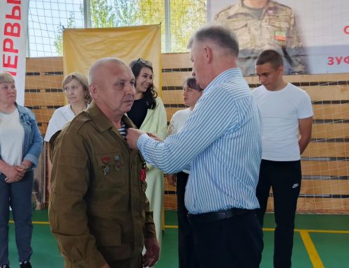 «Сила памяти»: в Дрожжановском районе прошел турнир по армрестлингу в честь героя Рената Салихова