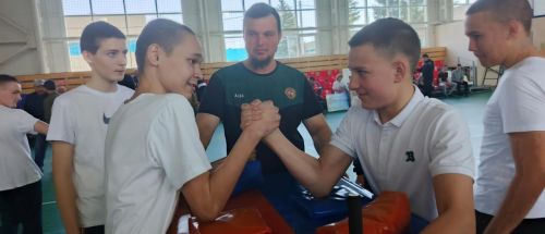 «Сила памяти»: в Дрожжановском районе прошел турнир по армрестлингу в честь героя Рената Салихова