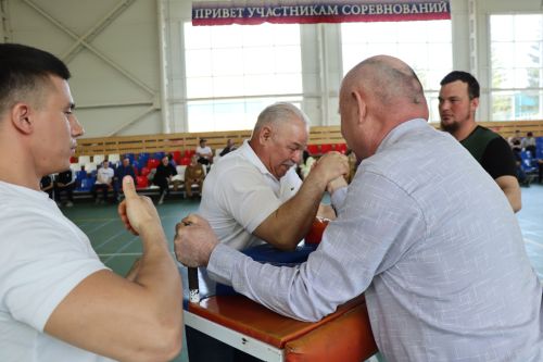 «Сила памяти»: в Дрожжановском районе прошел турнир по армрестлингу в честь героя Рената Салихова