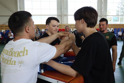 «Сила памяти»: в Дрожжановском районе прошел турнир по армрестлингу в честь героя Рената Салихова