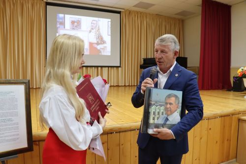 Выставка художницы Наталии Нагорновой в Дрожжановском районе-2025