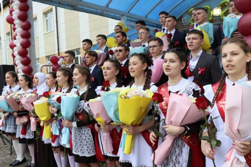 «Школьные годы чудесные»: в Стародрожжановской школе № 1 прозвенел Последний звонок