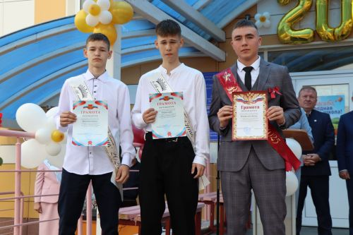 «Школьные годы чудесные»: в Стародрожжановской школе № 1 прозвенел Последний звонок