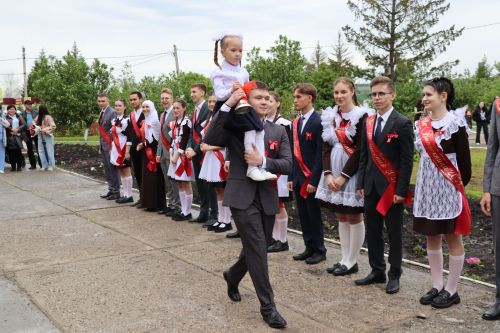 «Школьные годы чудесные»: в Стародрожжановской школе № 1 прозвенел Последний звонок