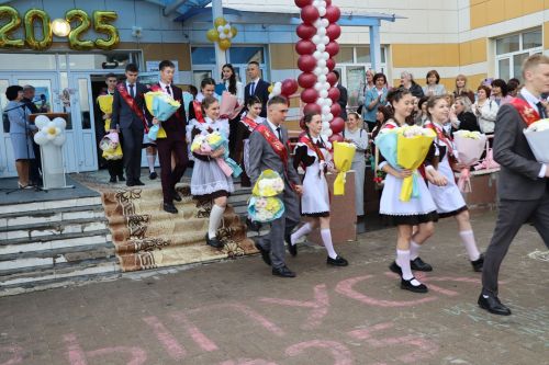 «Школьные годы чудесные»: в Стародрожжановской школе № 1 прозвенел Последний звонок