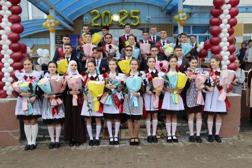«Школьные годы чудесные»: в Стародрожжановской школе № 1 прозвенел Последний звонок