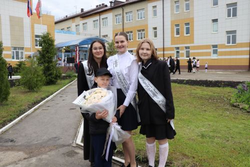 «Школьные годы чудесные»: в Стародрожжановской школе № 1 прозвенел Последний звонок