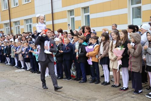 «Школьные годы чудесные»: в Стародрожжановской школе № 1 прозвенел Последний звонок