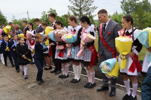 «Школьные годы чудесные»: в Стародрожжановской школе № 1 прозвенел Последний звонок