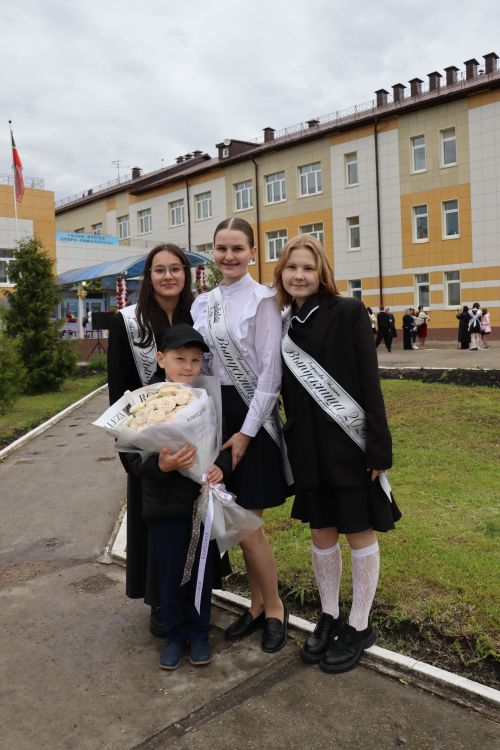 «Школьные годы чудесные»: в Стародрожжановской школе № 1 прозвенел Последний звонок