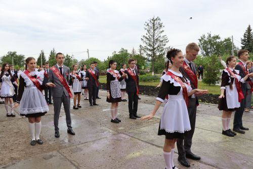 «Школьные годы чудесные»: в Стародрожжановской школе № 1 прозвенел Последний звонок