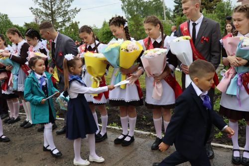 «Школьные годы чудесные»: в Стародрожжановской школе № 1 прозвенел Последний звонок