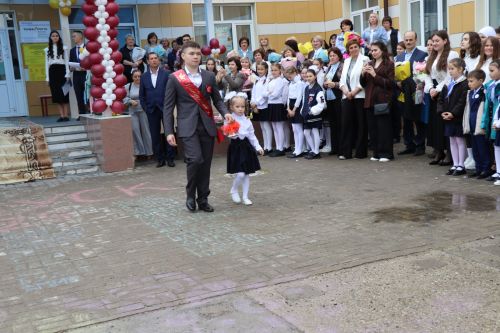 «Школьные годы чудесные»: в Стародрожжановской школе № 1 прозвенел Последний звонок