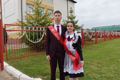 «Школьные годы чудесные»: в Стародрожжановской школе № 1 прозвенел Последний звонок
