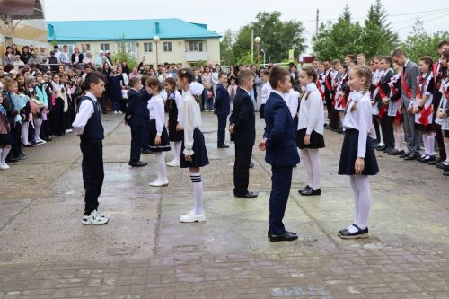 «Школьные годы чудесные»: в Стародрожжановской школе № 1 прозвенел Последний звонок