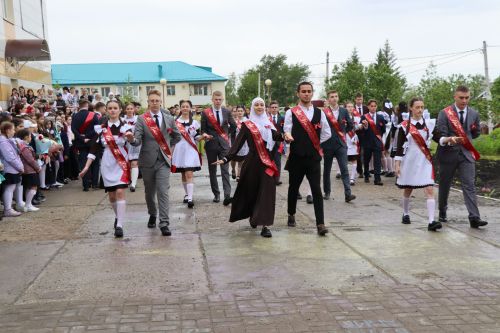 «Школьные годы чудесные»: в Стародрожжановской школе № 1 прозвенел Последний звонок