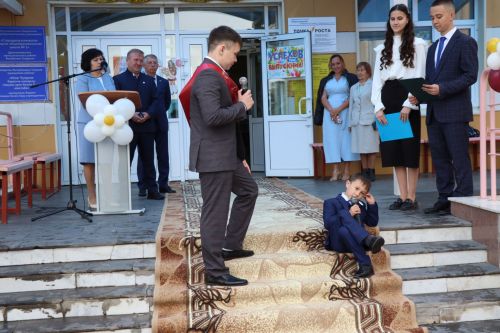 «Школьные годы чудесные»: в Стародрожжановской школе № 1 прозвенел Последний звонок