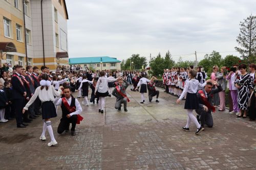 «Школьные годы чудесные»: в Стародрожжановской школе № 1 прозвенел Последний звонок