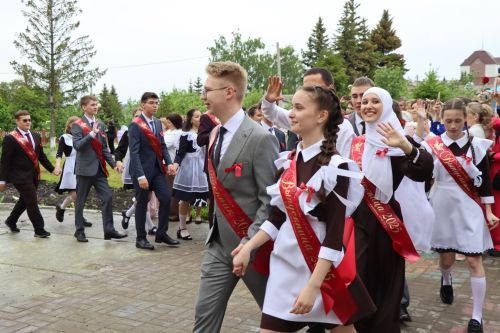«Школьные годы чудесные»: в Стародрожжановской школе № 1 прозвенел Последний звонок