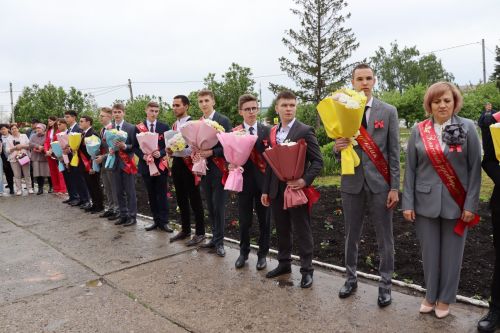 «Школьные годы чудесные»: в Стародрожжановской школе № 1 прозвенел Последний звонок