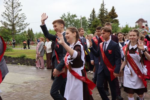 «Школьные годы чудесные»: в Стародрожжановской школе № 1 прозвенел Последний звонок