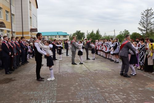 «Школьные годы чудесные»: в Стародрожжановской школе № 1 прозвенел Последний звонок