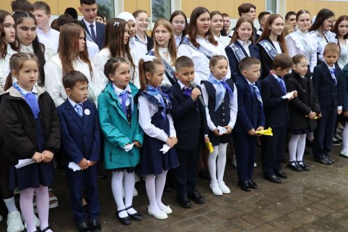 «Школьные годы чудесные»: в Стародрожжановской школе № 1 прозвенел Последний звонок