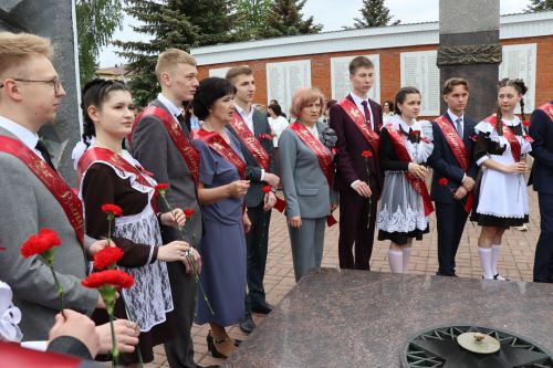 «Школьные годы чудесные»: в Стародрожжановской школе № 1 прозвенел Последний звонок
