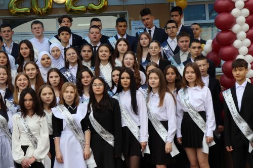 «Школьные годы чудесные»: в Стародрожжановской школе № 1 прозвенел Последний звонок