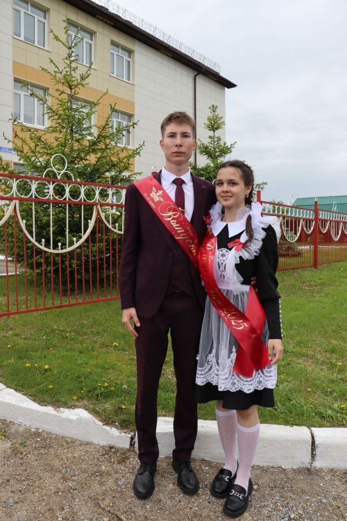 «Школьные годы чудесные»: в Стародрожжановской школе № 1 прозвенел Последний звонок