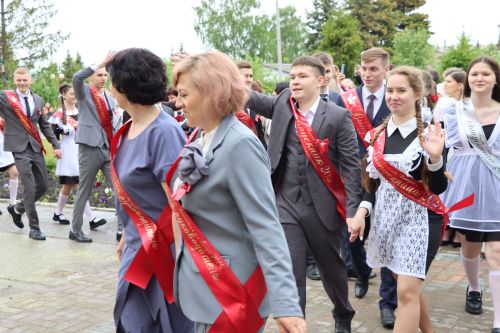 «Школьные годы чудесные»: в Стародрожжановской школе № 1 прозвенел Последний звонок