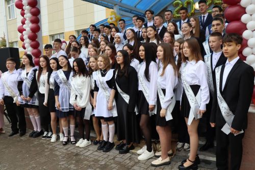«Школьные годы чудесные»: в Стародрожжановской школе № 1 прозвенел Последний звонок