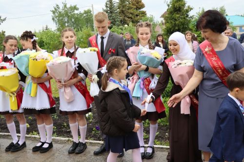 «Школьные годы чудесные»: в Стародрожжановской школе № 1 прозвенел Последний звонок