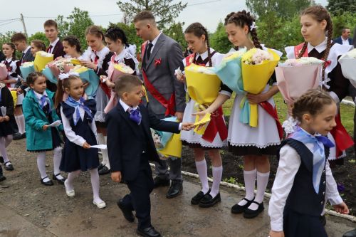 «Школьные годы чудесные»: в Стародрожжановской школе № 1 прозвенел Последний звонок