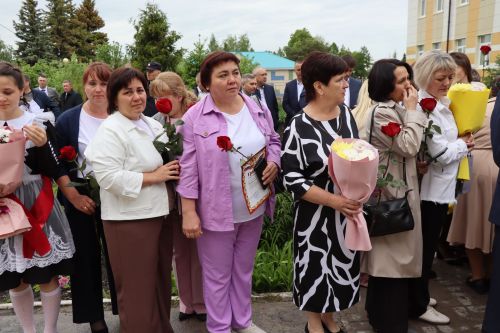 «Школьные годы чудесные»: в Стародрожжановской школе № 1 прозвенел Последний звонок