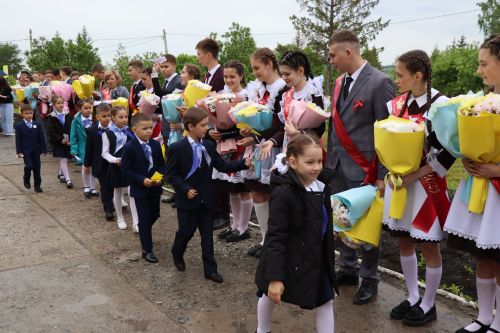 «Школьные годы чудесные»: в Стародрожжановской школе № 1 прозвенел Последний звонок
