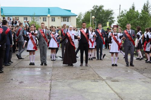 «Школьные годы чудесные»: в Стародрожжановской школе № 1 прозвенел Последний звонок