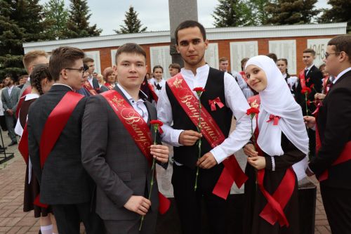 «Школьные годы чудесные»: в Стародрожжановской школе № 1 прозвенел Последний звонок