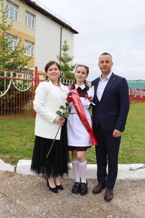 «Школьные годы чудесные»: в Стародрожжановской школе № 1 прозвенел Последний звонок