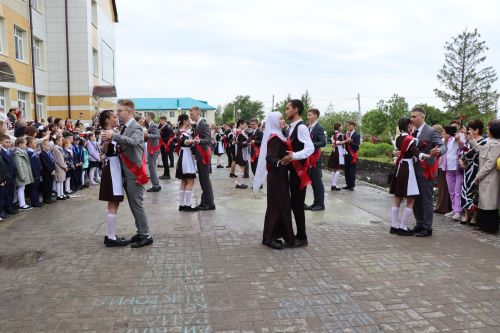 «Школьные годы чудесные»: в Стародрожжановской школе № 1 прозвенел Последний звонок