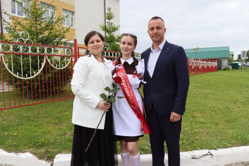 «Школьные годы чудесные»: в Стародрожжановской школе № 1 прозвенел Последний звонок