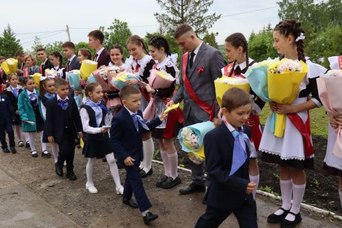 «Школьные годы чудесные»: в Стародрожжановской школе № 1 прозвенел Последний звонок